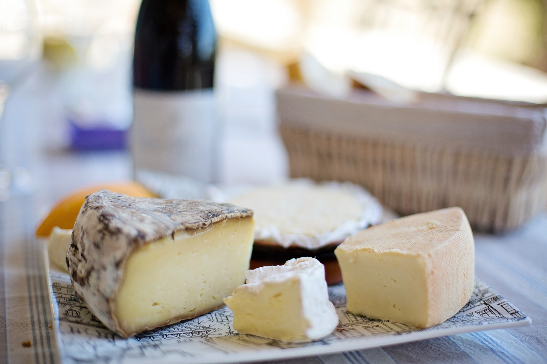 Cómo maridar vinos españoles con quesos