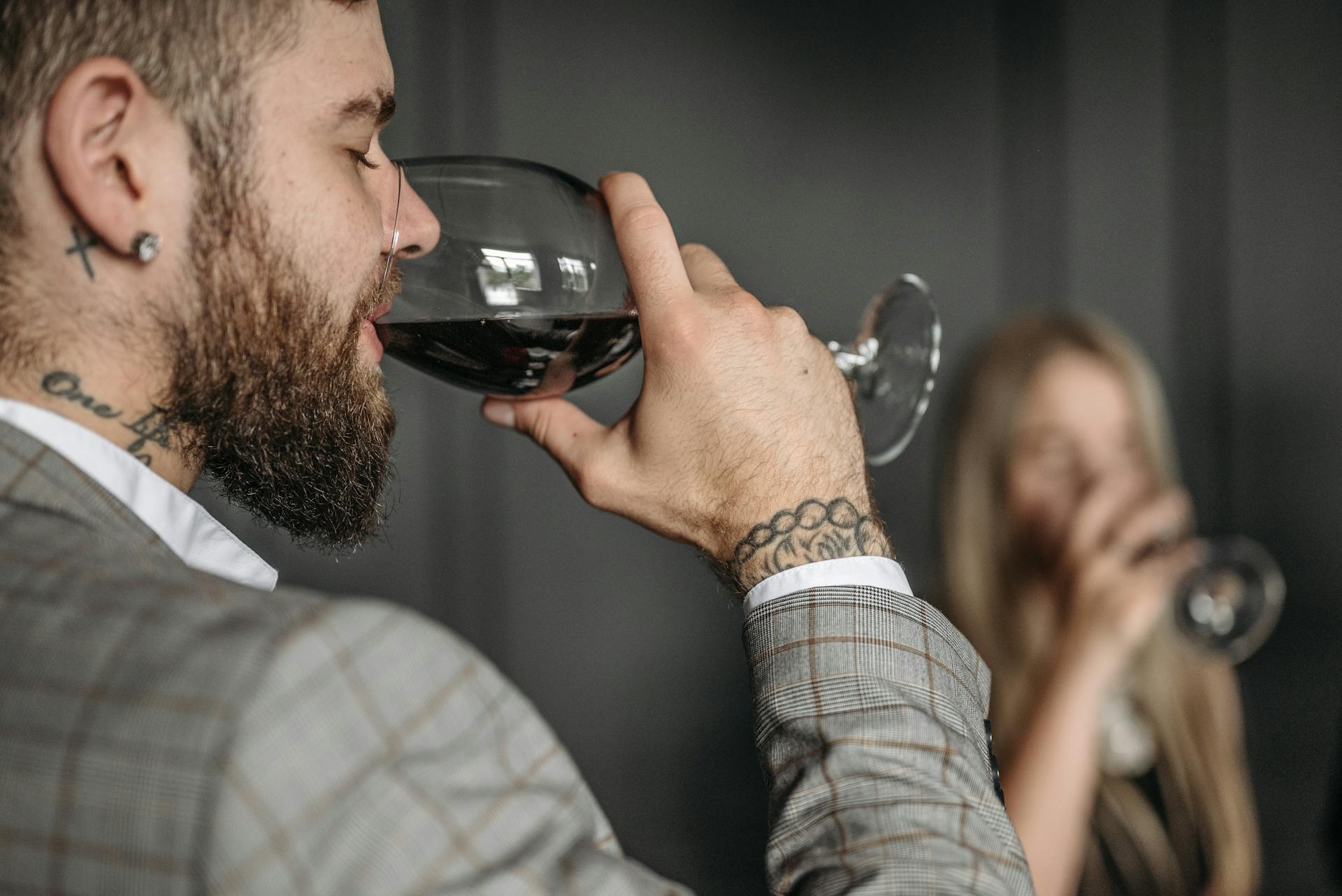 Por qué nos hace feliz beber vino