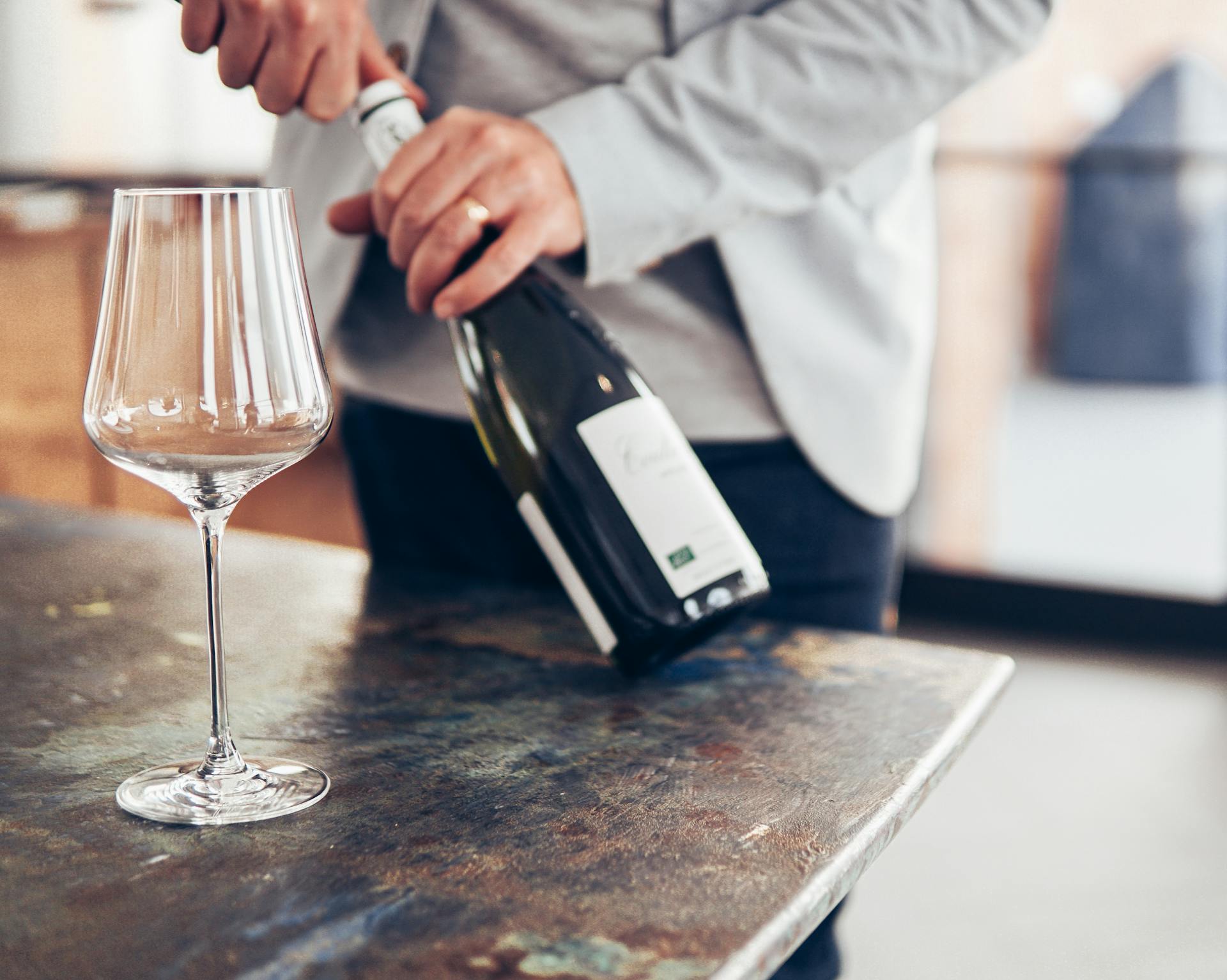 Para qué sirve la hendidura de la botella de vino