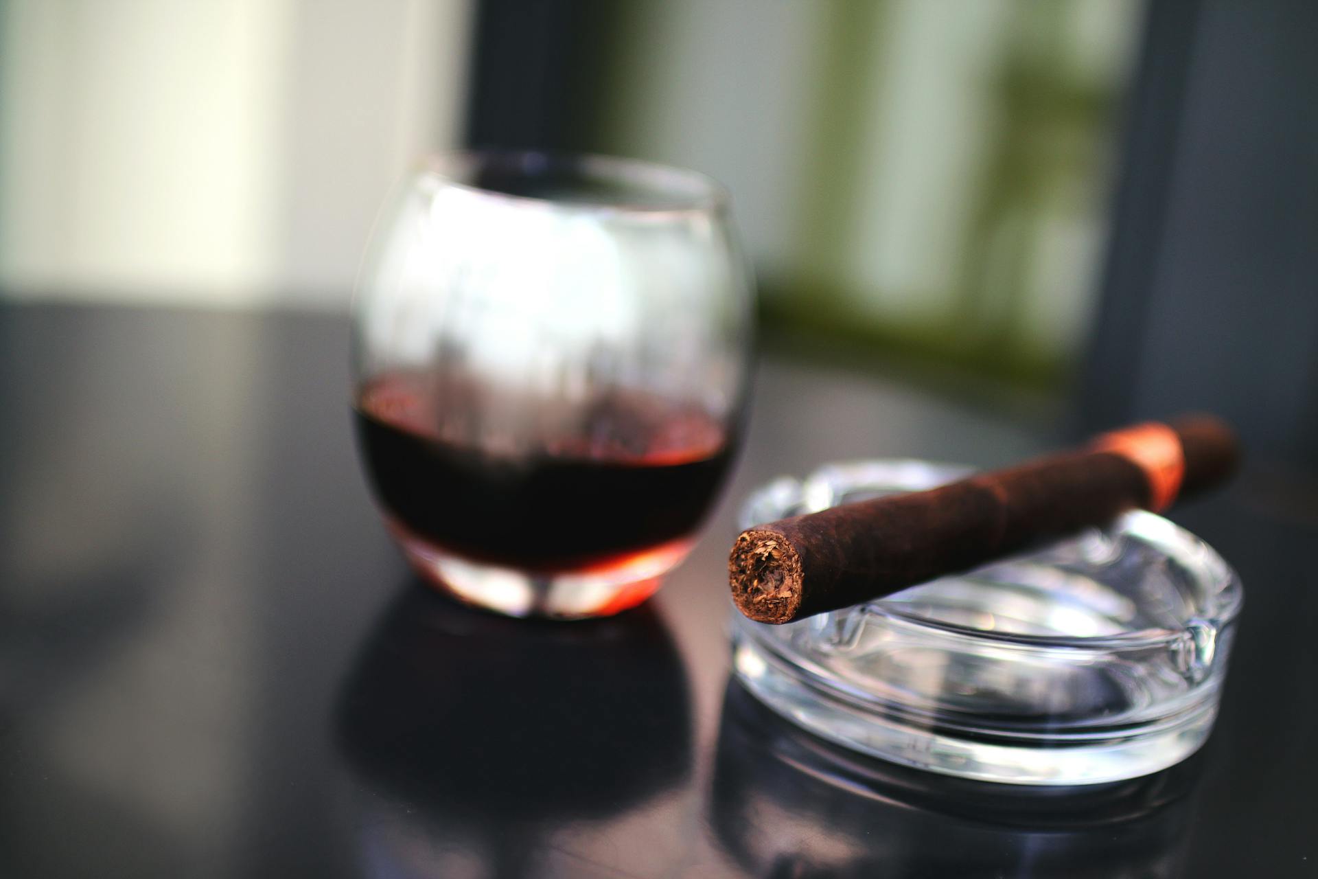 Consejos para maridar vinos españoles y habanos