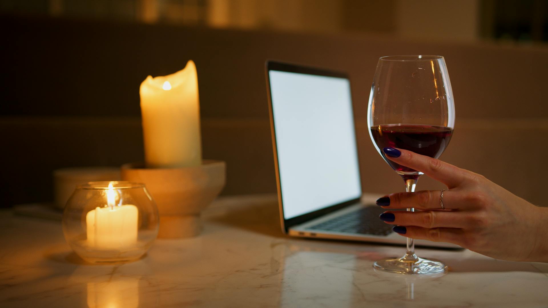 ¿Cómo se toma una copa según el vino que te sirven?