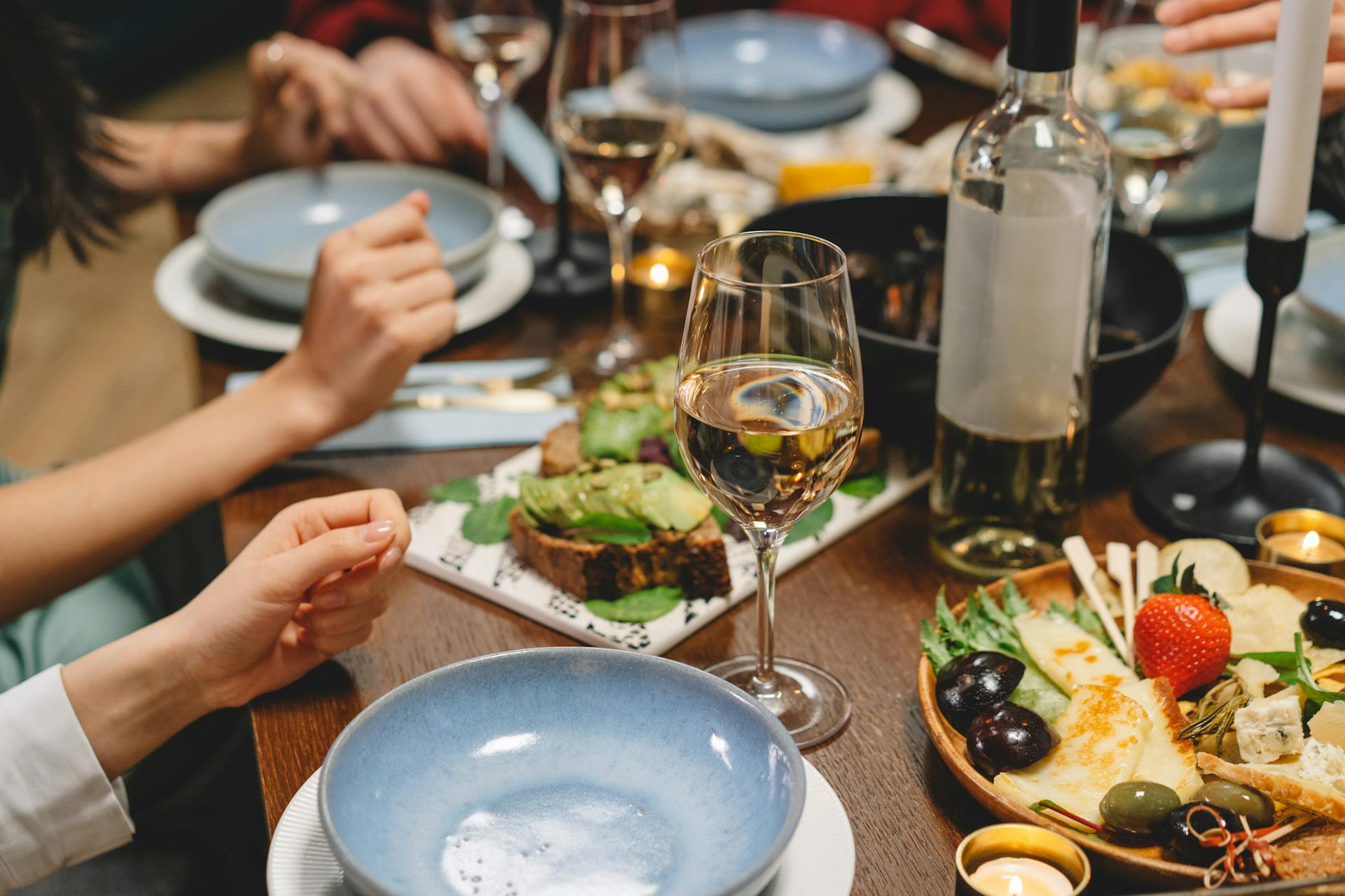 Por qué maridar queso con vino blanco cambiará tu vida