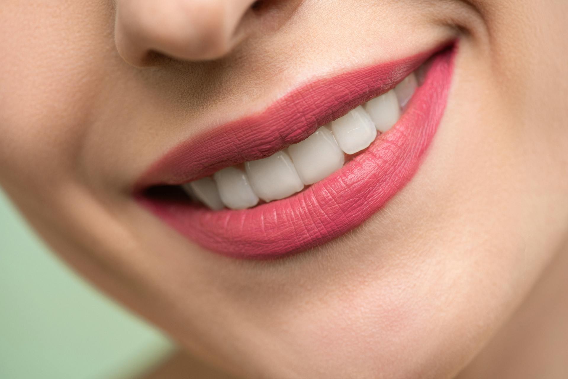 Trucos para evitar las manchas en los dientes al beber vino