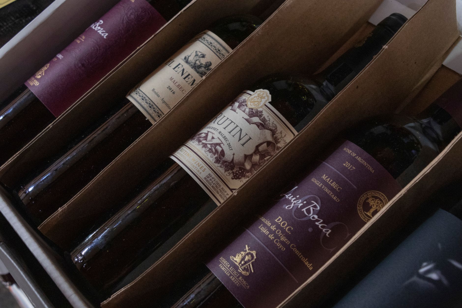 Caja de cartón con botellas de vino bien protegidas, lista para enviar a domicilio