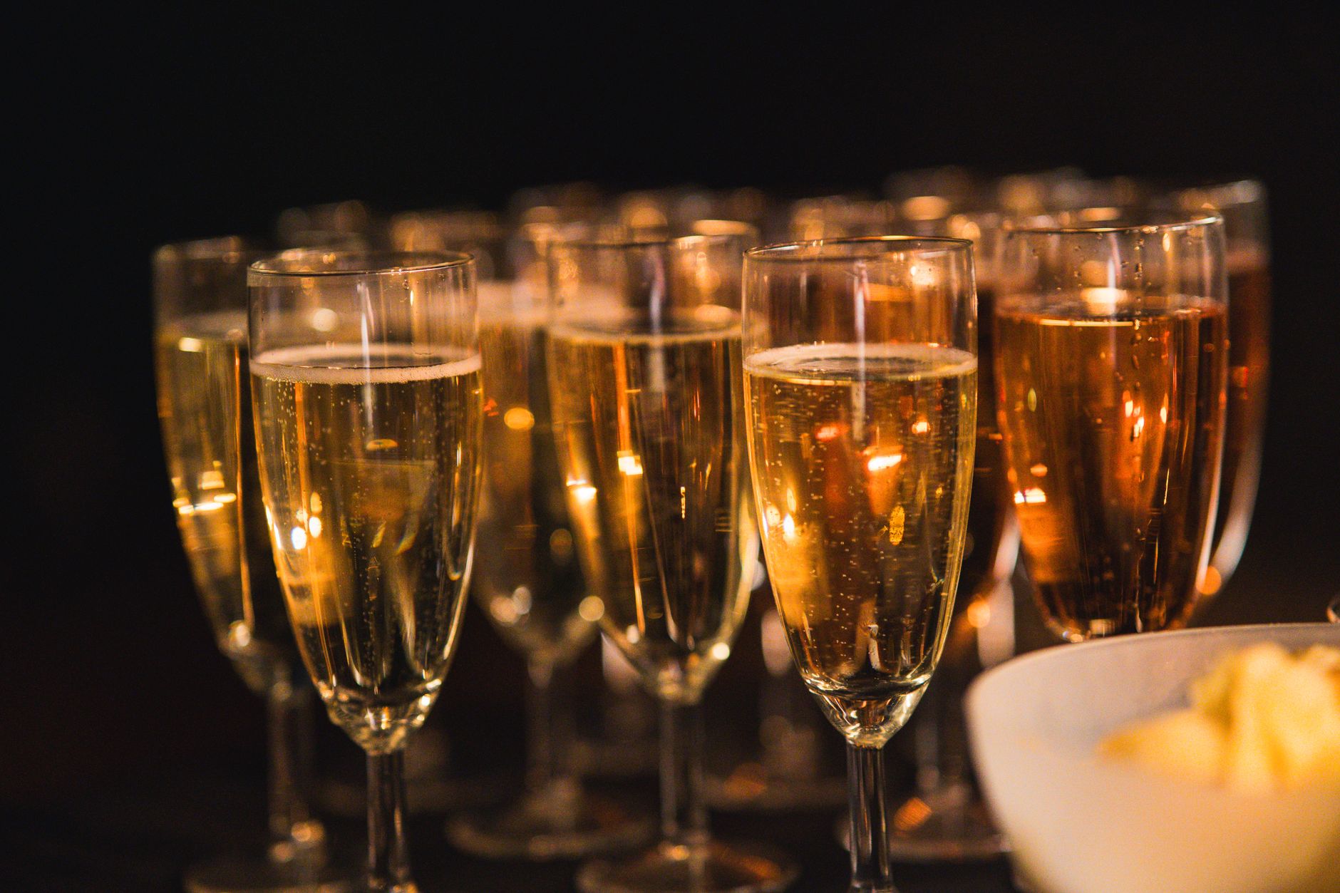 Varias copas de vino espumoso servidas para un brindis sobre una mesa