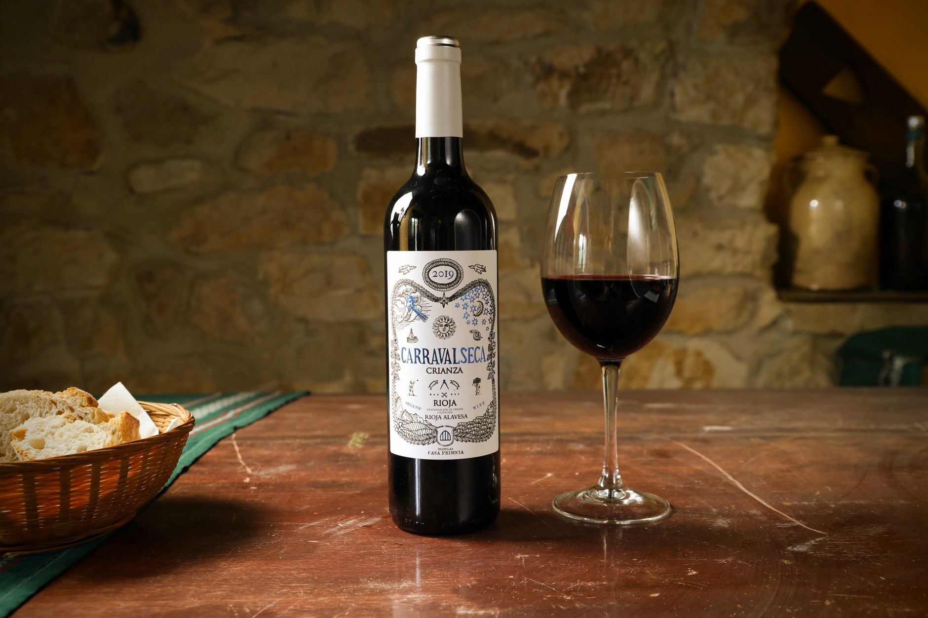 Viñedos en otoño del valle del Ebro con una copa de tinto en primer plano